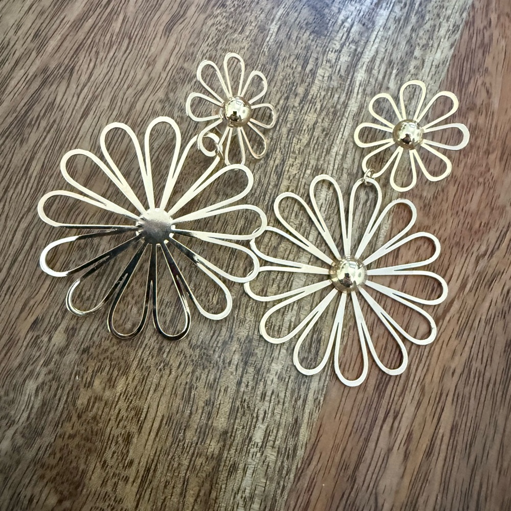 BRAND NEW Nasty Gal Gold Flower Earrings ✨